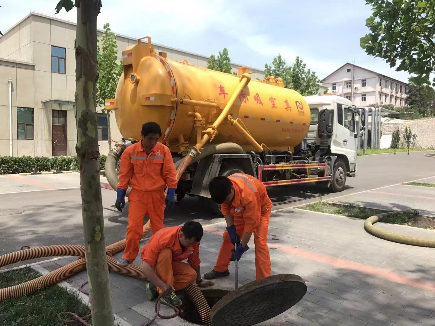 海盐管道疏通车停在窨井附近